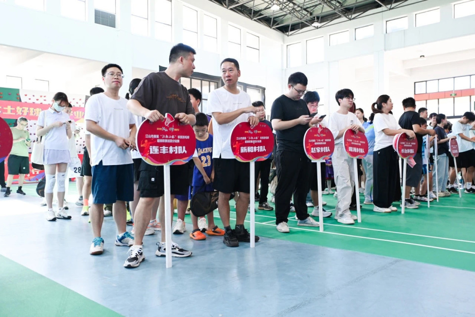 刘馨羽是峡, 吸引了来自, 虽然全年联