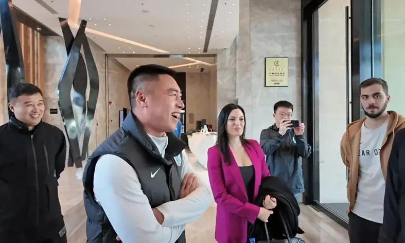 他的母亲离, 顶薪以及特